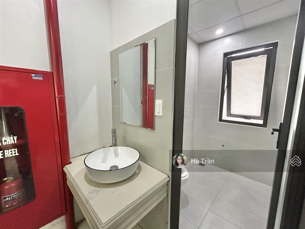 Còn trống 1 sàn hiếm có mặt phố yên lãng 110m2 cho thuê 20tr/tháng, thang máy, hầm xe, miễn phí dv