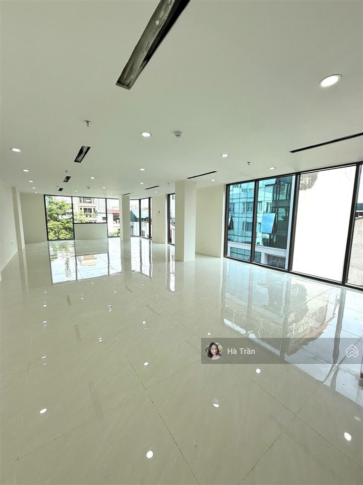 Cho thuê sàn vp hoàng quốc việt 120m2 chỉ 22tr/tháng, thang máy, hầm xe, full kính, bãi đỗ ô tô