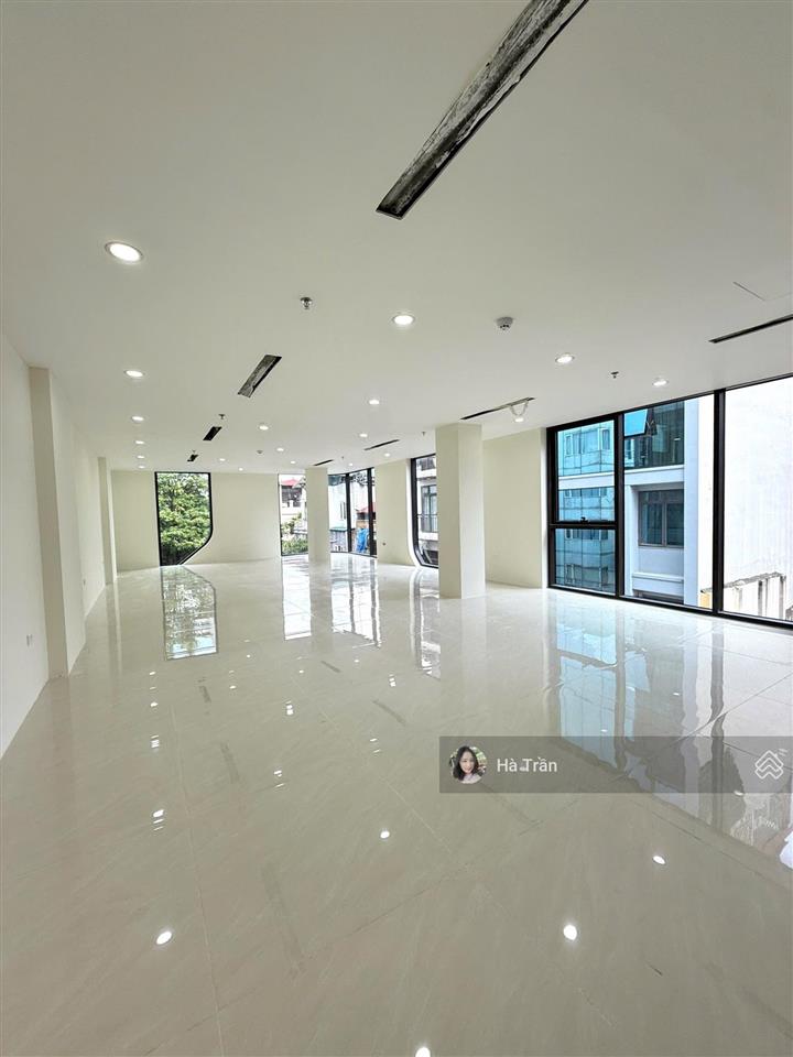 Cho thuê sàn vp hoàng quốc việt 120m2 chỉ 22tr/tháng, thang máy, hầm xe, full kính, bãi đỗ ô tô