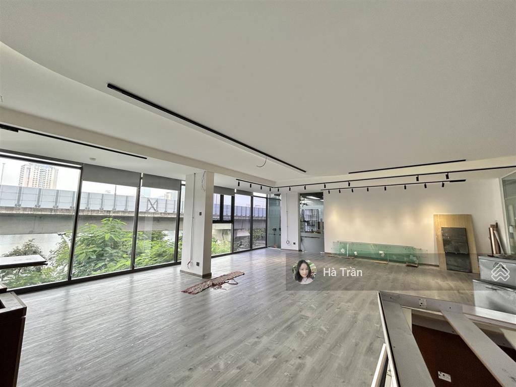 Đẹp mê! sàn vp kết hợp showroom mặt phố hoàng cầu 130m2 mặt tiền 15m, vỉa hè, view hồ, bảo vệ 24/7