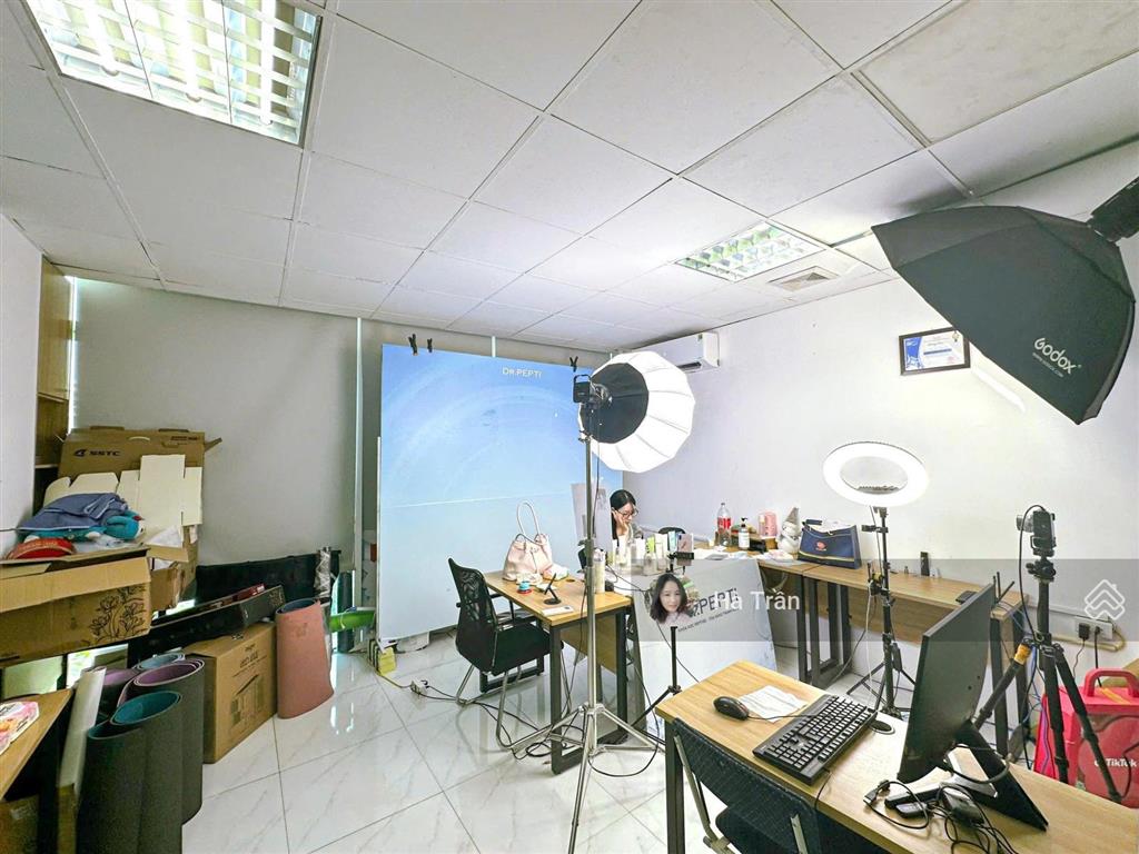 Miễn phí dịch vụ! sàn vp trần duy hưng 200m2 chỉ 37tr/tháng, mặt tiền 8m, hầm xe, thang máy