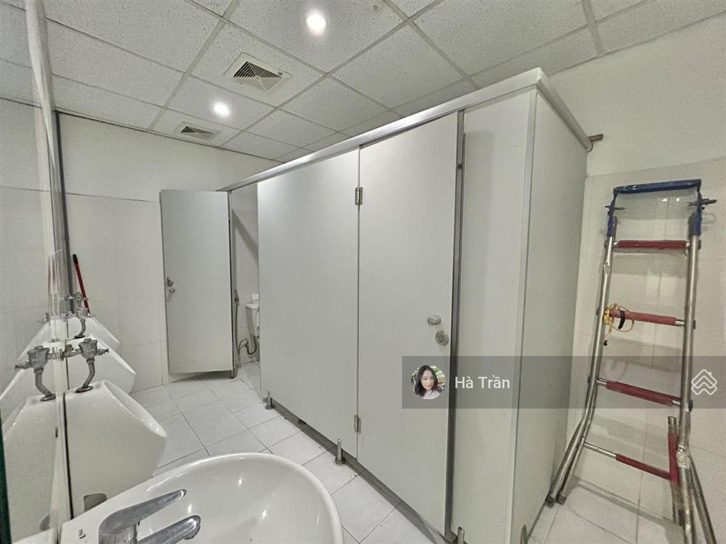 Còn trống sàn vp phố nguyễn thị định 180m2 cho thuê 35tr/tháng, thang máy, hầm xe, miễn phí dv