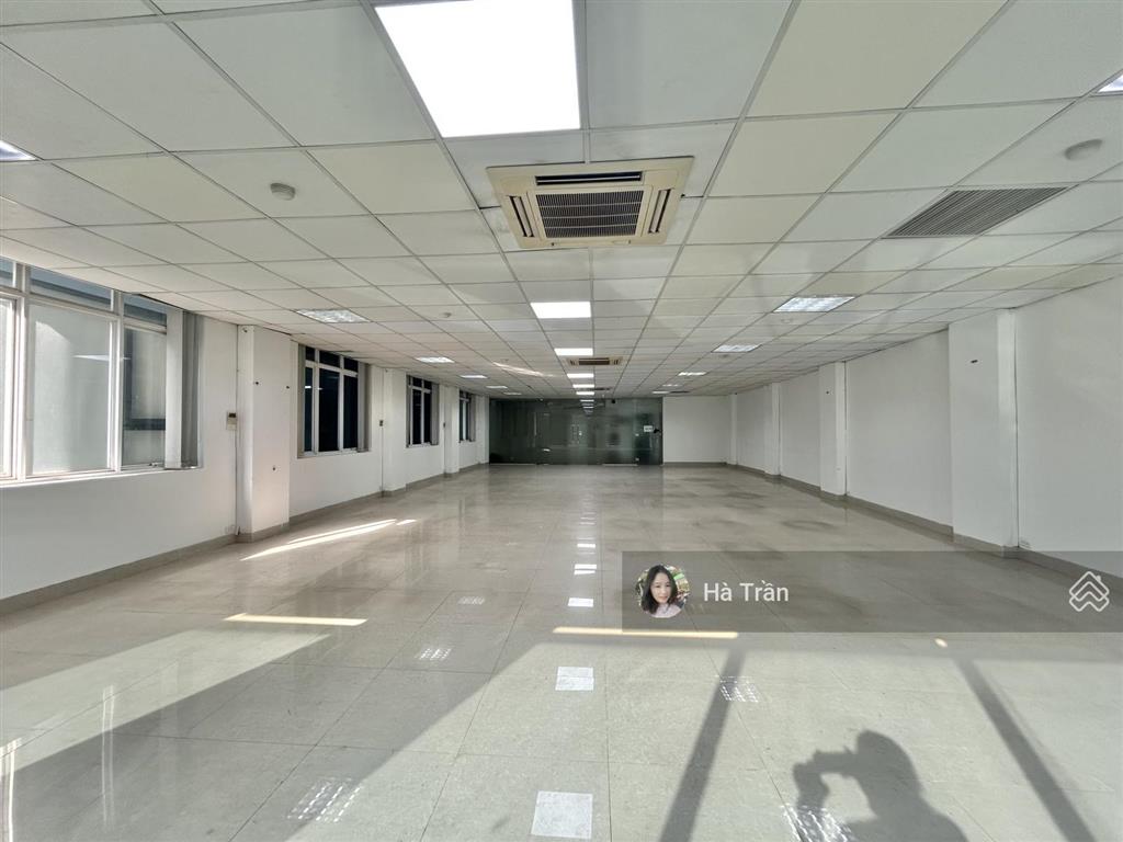 Còn trống sàn vp phố nguyễn thị định 180m2 cho thuê 35tr/tháng, thang máy, hầm xe, miễn phí dv