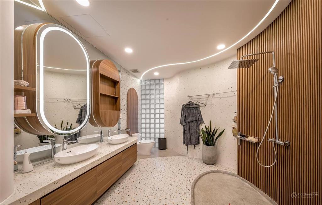 Bán nhà thiết kế đơn giản nhưng sang trọng, không phô trương, ngõ ô tô, khu vip tây hồ