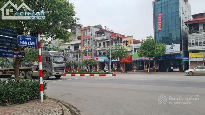 Bán nhà mặt phố hoa lâm  kinh doanh vỉa hè  hai mặt tiền ( chia 2 lô được). 100m2, mt4m.