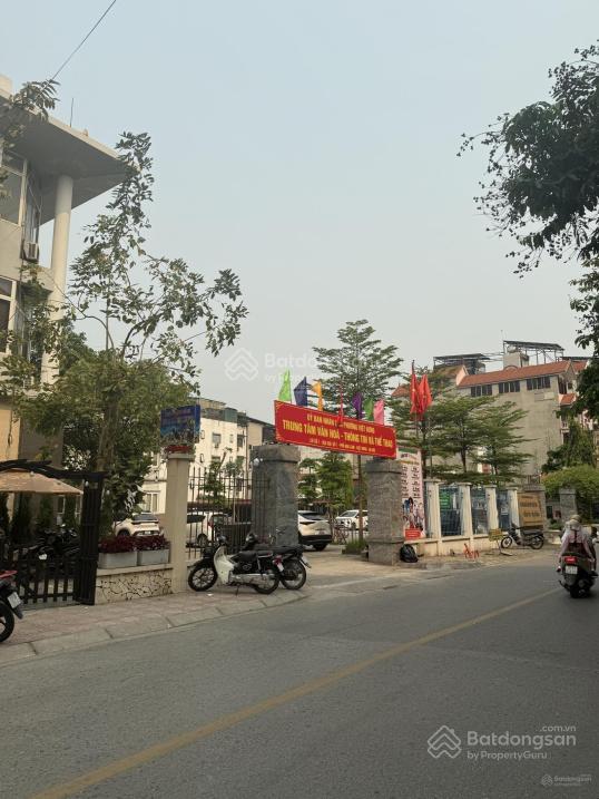 Bán nhà mặt phố hoa lâm  kinh doanh vỉa hè  hai mặt tiền ( chia 2 lô được). 100m2, mt4m.