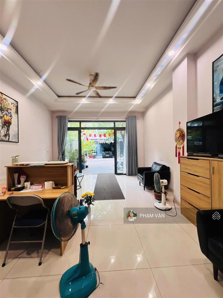 Nhà 1 trệt 3 lầu  mặt tiền tiện kinh doanh/ văn phòng/ spa, show room  đường 20m có vỉa hè