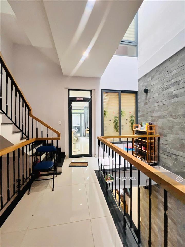 Nhà 1 trệt 3 lầu  mặt tiền tiện kinh doanh/ văn phòng/ spa, show room  đường 20m có vỉa hè