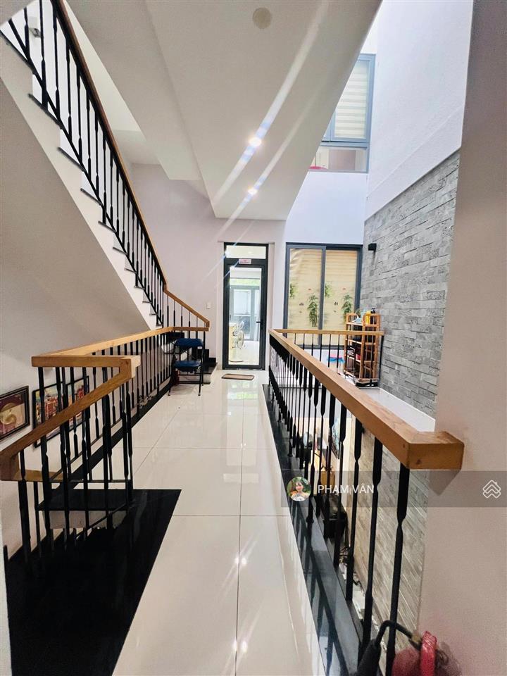 Nhà 1 trệt 3 lầu  mặt tiền tiện kinh doanh/ văn phòng/ spa, show room  đường 20m có vỉa hè