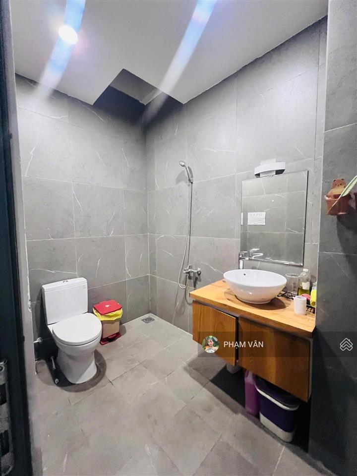 Nhà 1 trệt 3 lầu  mặt tiền tiện kinh doanh/ văn phòng/ spa, show room  đường 20m có vỉa hè