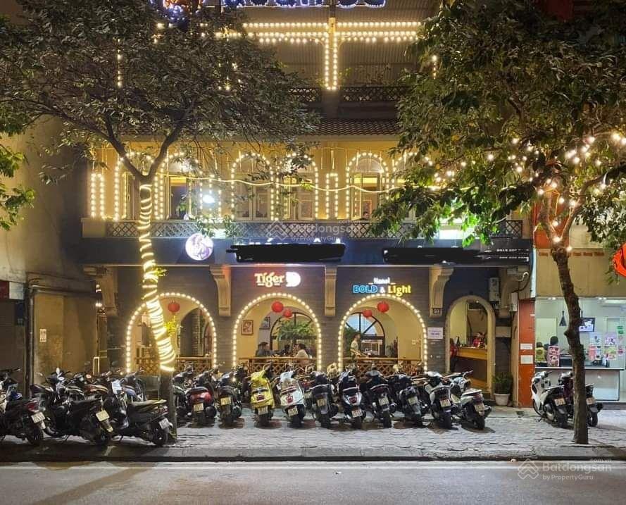 View hồ tây  cho thuê nhà mặt phố quảng an 200m2 x 3 tầng + sân rộng, mt 10m, khu vực khách tây