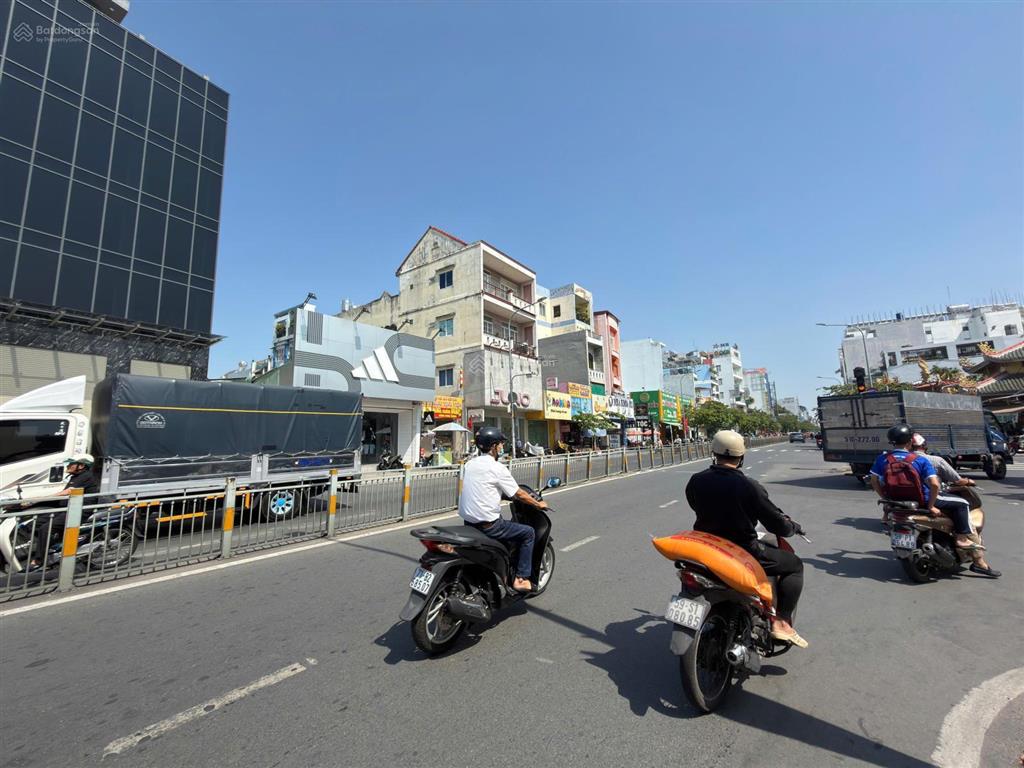 Tòa nhà mặt tiền lũy bán bích tân phú