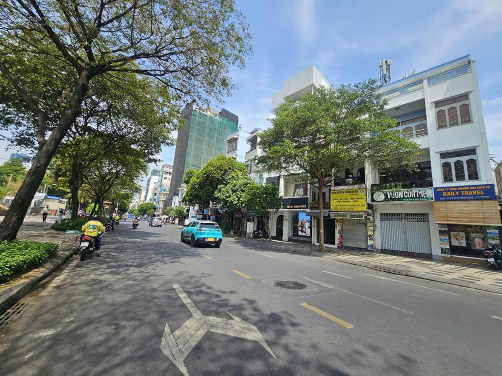 Ngang 13m, tầng, thang máy, dtsd 240m2, 94 lê lai, ngay chợ bến thành