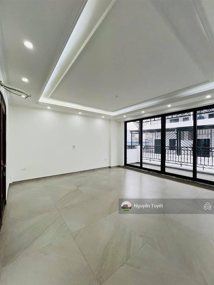 Cho thuê nhà lô góc láng hạ  đống đa nhận diện khủng 80m2 x 5 tầng, mt 13m, đường thông, giá 30tr