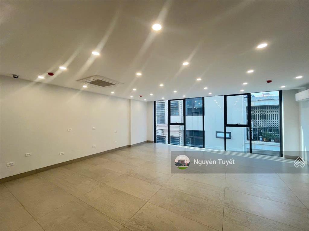 Cho thuê nhà lô góc láng hạ  đống đa nhận diện khủng 80m2 x 5 tầng, mt 13m, đường thông, giá 30tr