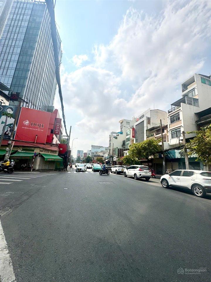 Bán nhà mt cmt8, q3  5,55x25m, nở hậu 6,5m  có hđ thuê 83 triệu/tháng  36,5 tỷ