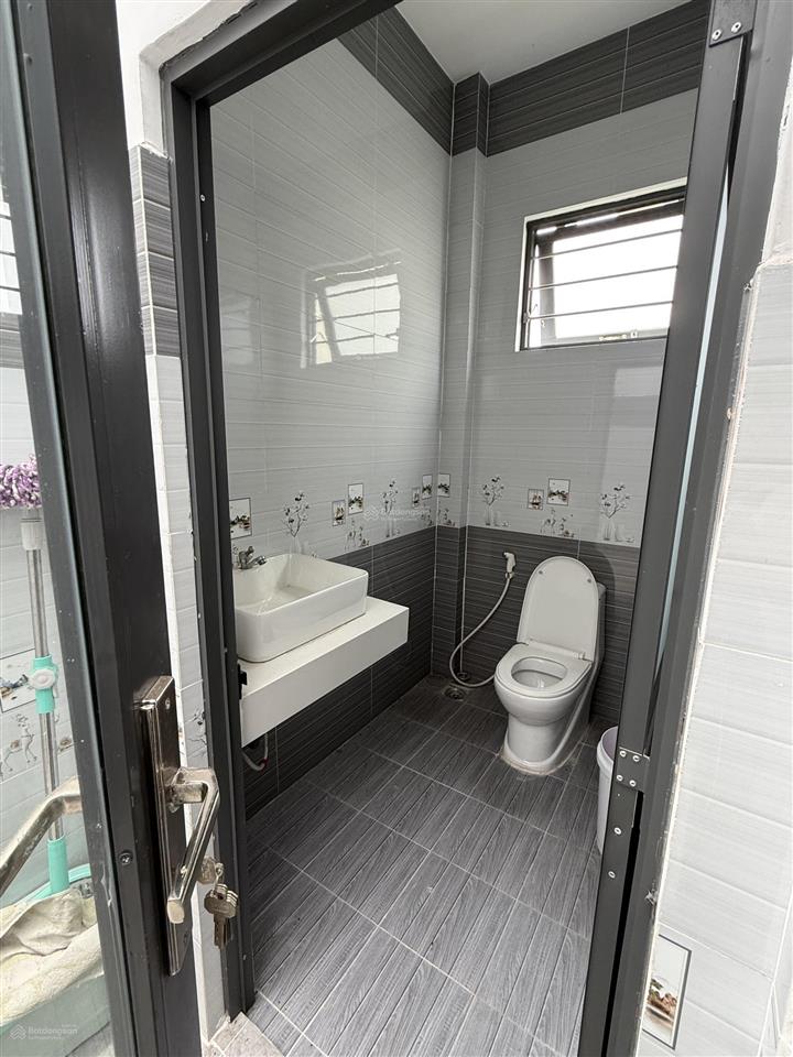 Cho thuê nhà 2 lầu 1 trệt, 5pn, 3wc (mới xây dựng)