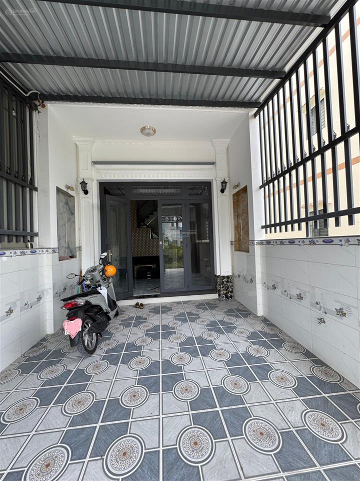 Cho thuê nhà 2 lầu 1 trệt, 5pn, 3wc (mới xây dựng)