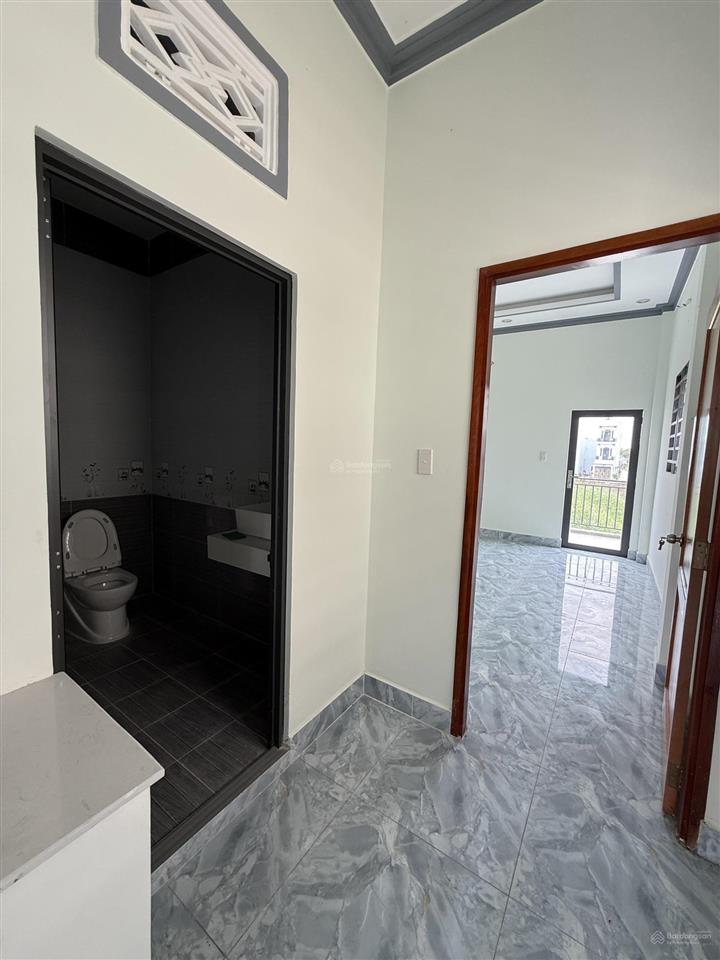 Cho thuê nhà 2 lầu 1 trệt, 5pn, 3wc (mới xây dựng)