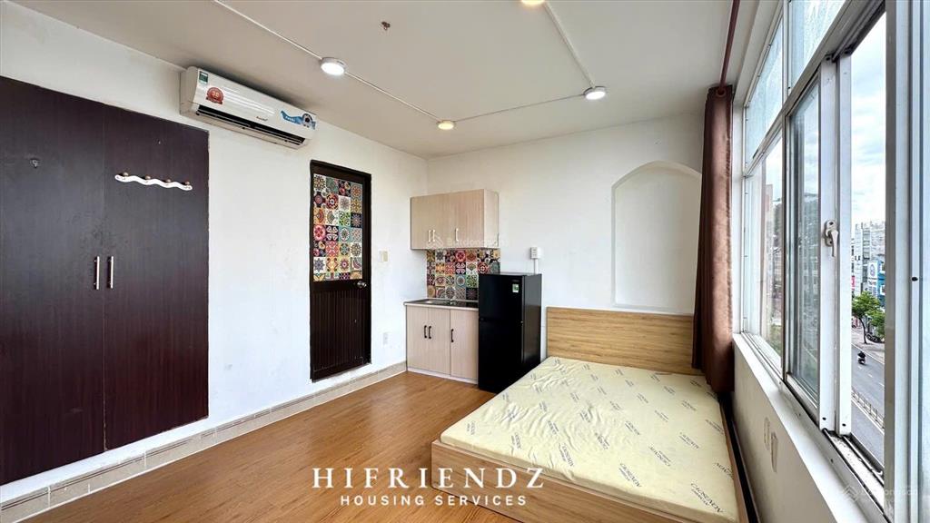 Studio cho thuê, cửa sổ sáng thoáng, có thang máy ngay mặt tiền trần hưng đạo quận 5, chỉ 6.3 triệu