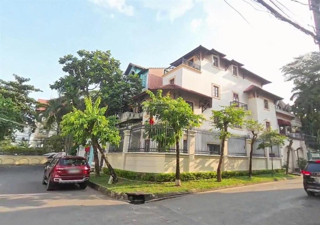 Hiếm có biệt thự hồ bơi góc 2mt nguyễn văn hưởng, thảo điền 10x25m2 (260m2) 3 tầng, sân vườn 80 tỷ