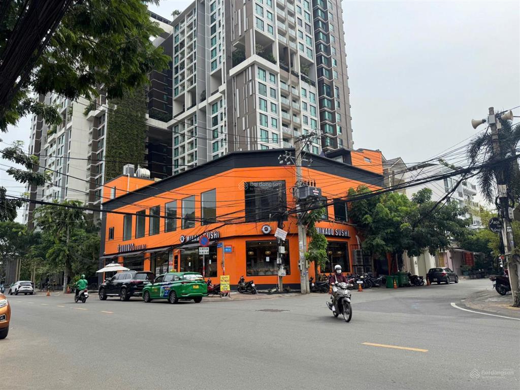 Khan hiếm villa 2 mặt tiền nguyễn văn hưởng và mặt sông sg + sẵn bến du thuyền 1044m2, hầm, 4 tầng