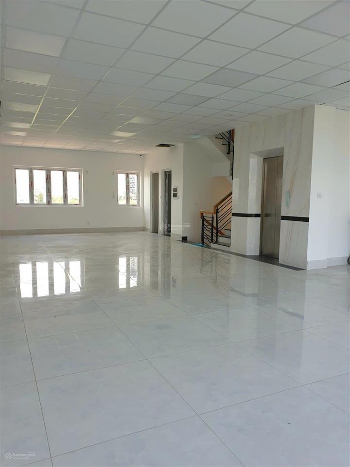 Tin thật ! tòa nhà khu uỷ ban tml đường 40m hầm 4 tầng  8 x 18m  144m2  giá giảm mạnh về 36 tỷ