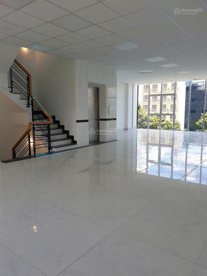 Tin thật ! tòa nhà khu uỷ ban tml đường 40m hầm 4 tầng  8 x 18m  144m2  giá giảm mạnh về 36 tỷ