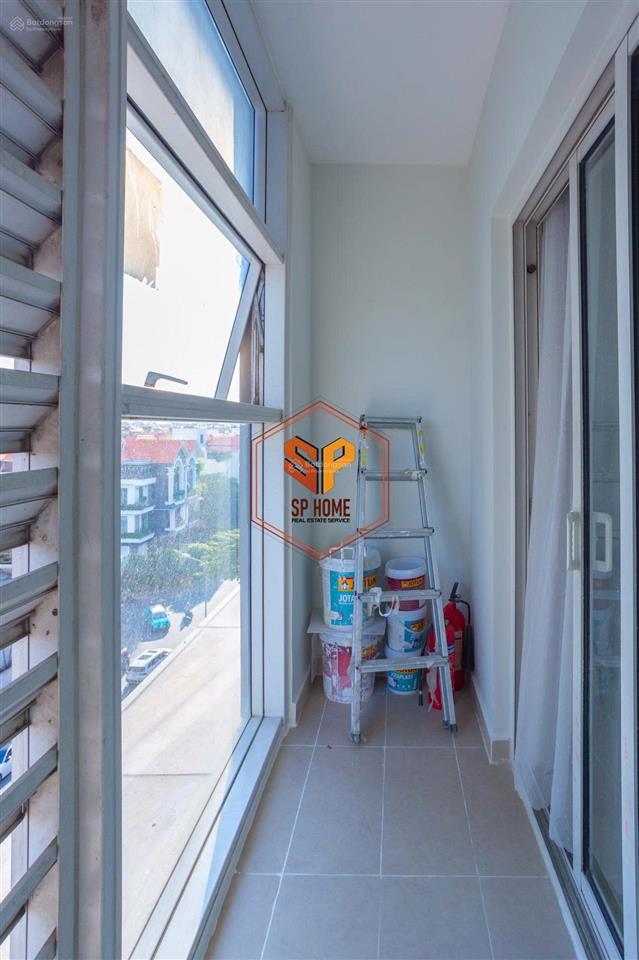 Bán gấp căn hộ sunrise city 43m sổ hồng sẳn nội thất mới đẹp có ban công giá 3ty9  0937 781 ***