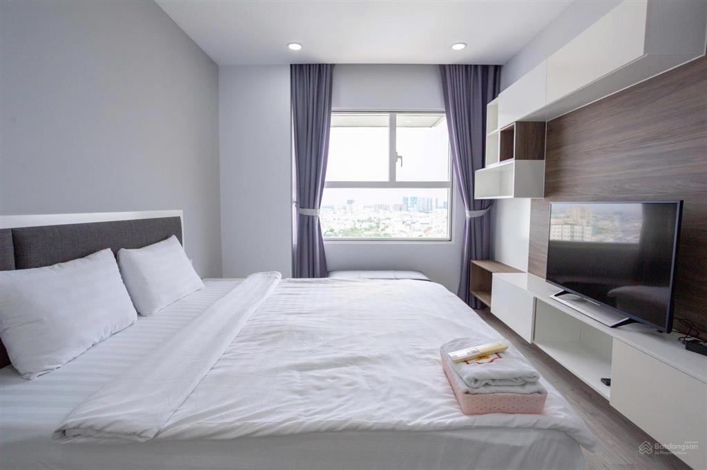 Cần bán căn hộ mới ,xinh xắn lầu cao 97m 2pn 2wc giá 8.2ty cc sunrise city  0937 781 ***