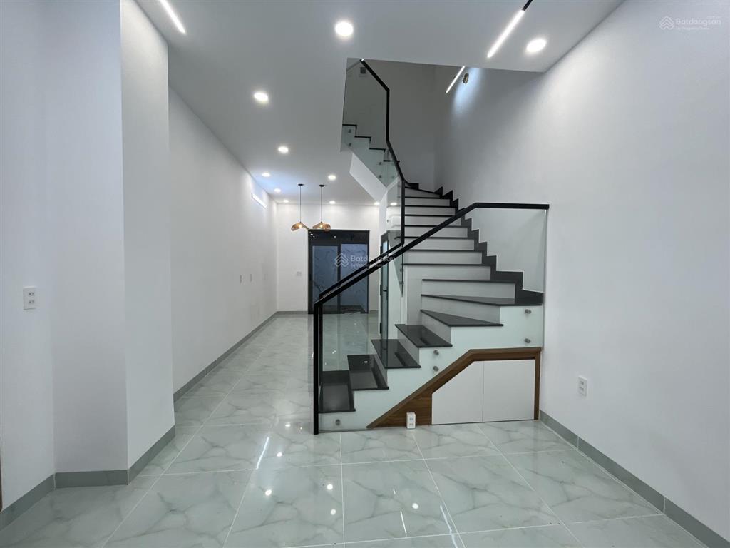 Nhà xây mới 100%, nhà đẹp như mới
