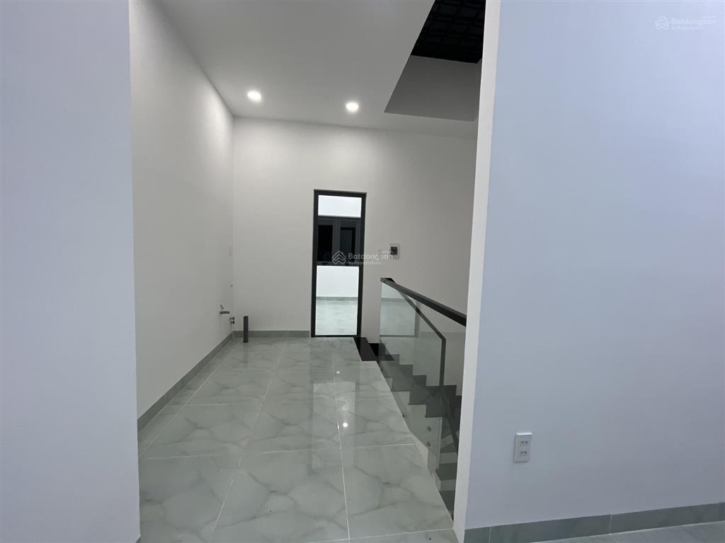 Nhà xây mới 100%, nhà đẹp như mới