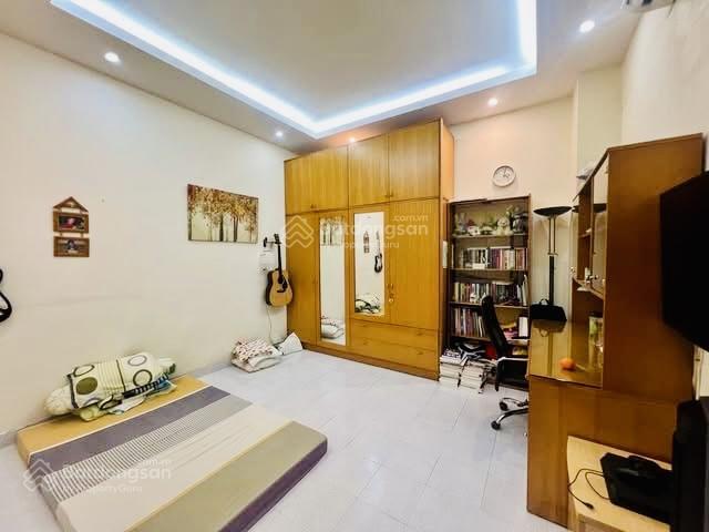 Hàng hiếm 5 tầng, gần sân bay, chợ, dt 4.3*22,5, xe hơi đậu nhà thông, dòng tiền 30tr/th, nhỉnh 9t