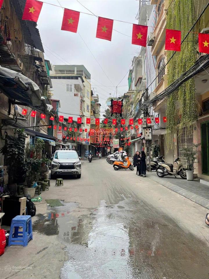 Cho thuê nguyên căn phố 8/3, hai bà trưng, nhà rộng, ô tô vào nhà, vỉa hè 50m 4t, 12tr