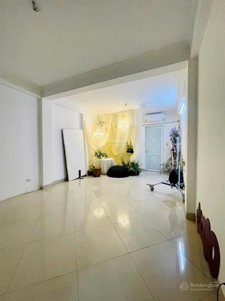 Cho thuê nguyên căn phố 8/3, hai bà trưng, nhà rộng, ô tô vào nhà, vỉa hè 50m 4t, 12tr