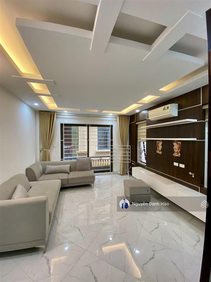 Nhỉnh 7 tỷ có ngay nhà 5 tầng, 33 m2, 3pn, view hồ hoàng cầu  đống đa.
