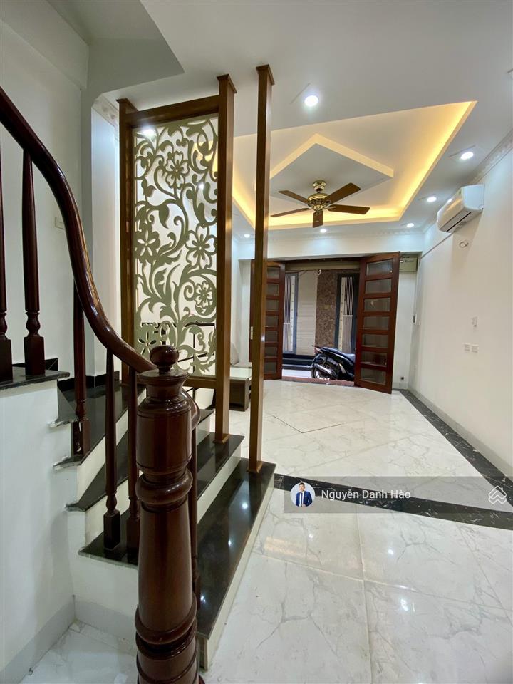 Nhỉnh 7 tỷ có ngay nhà 5 tầng, 33 m2, 3pn, view hồ hoàng cầu  đống đa.