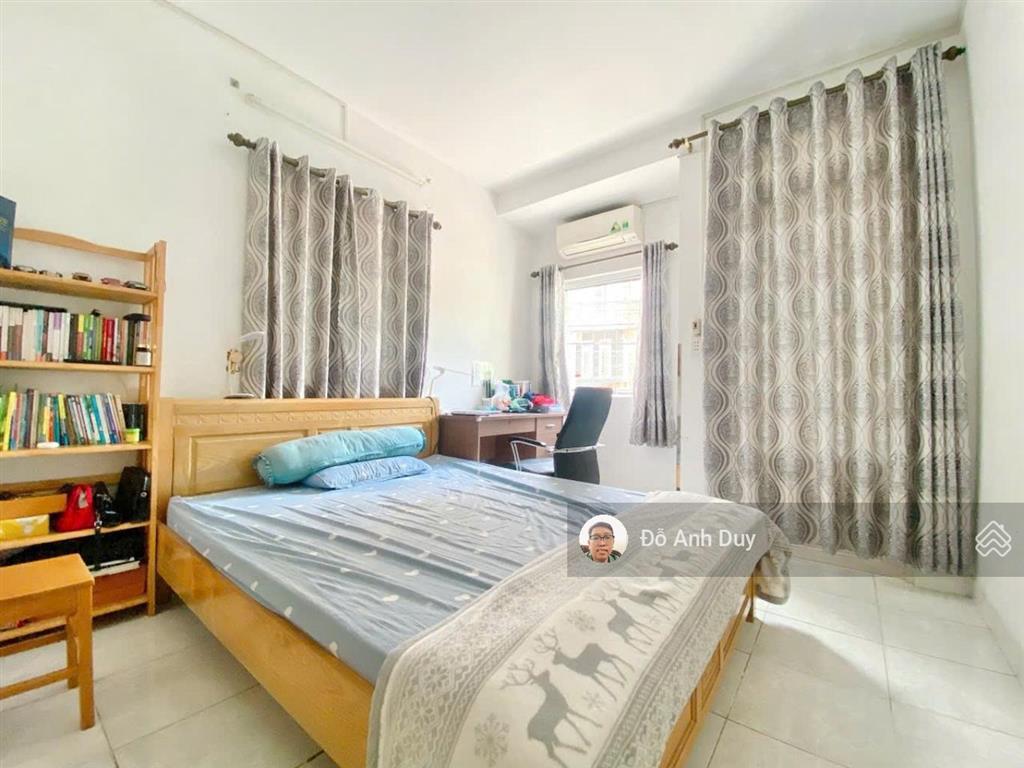Nhà đối diện chợ tân trụ  60 m 2 tầng nội thất xin 5 tỷ hẻm oto