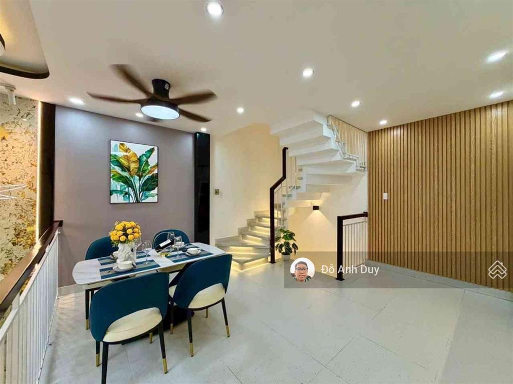Nhà ngay chợ hạnh thông tây 60 m 2 tầng 3 pn 5 tỷ hẻm oto 6 m thông.