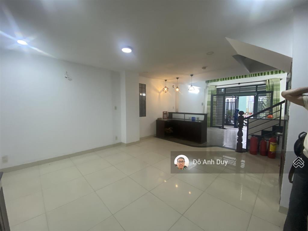 Nhà cạnh sân bay, 5 tầng ô tô ngủ trong nhà, chỉ 6 tỷ