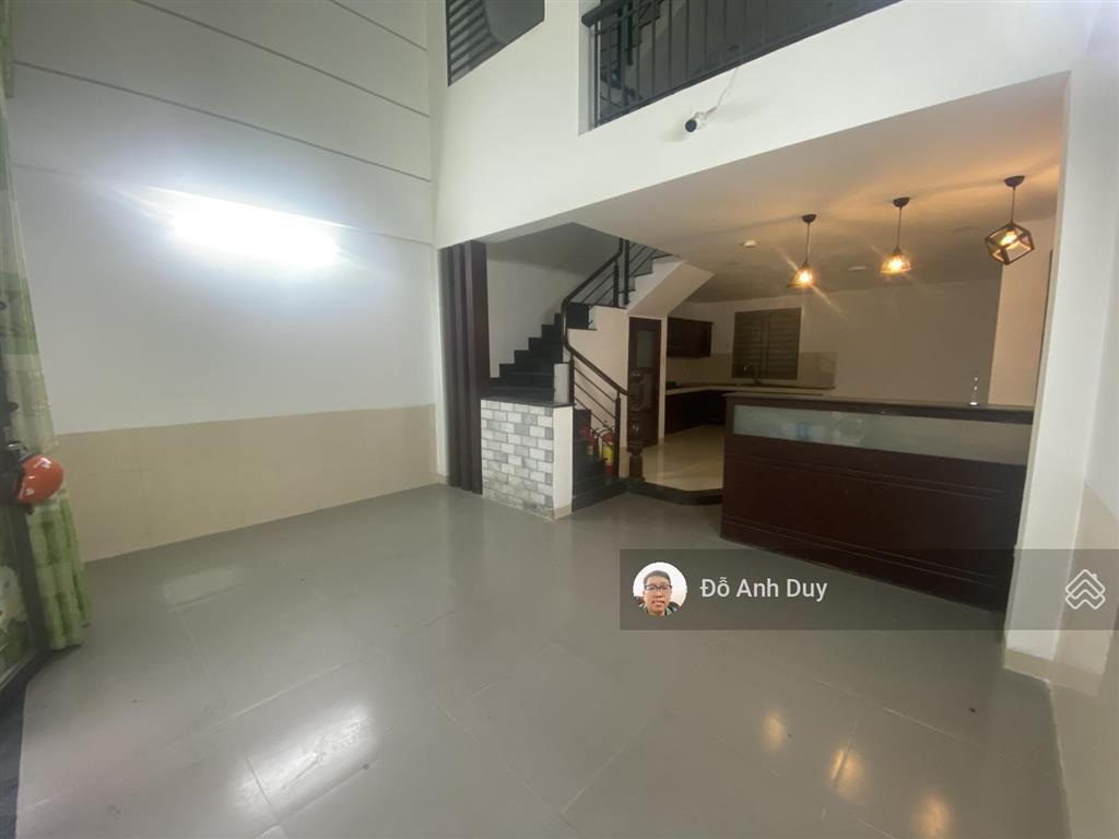 Nhà cạnh sân bay, 5 tầng ô tô ngủ trong nhà, chỉ 6 tỷ