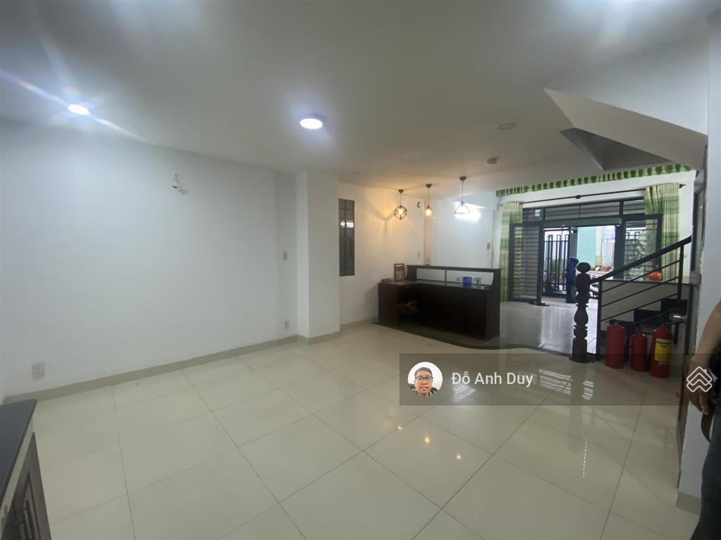 Nhà cạnh sân bay, 5 tầng ô tô ngủ trong nhà, chỉ 6 tỷ