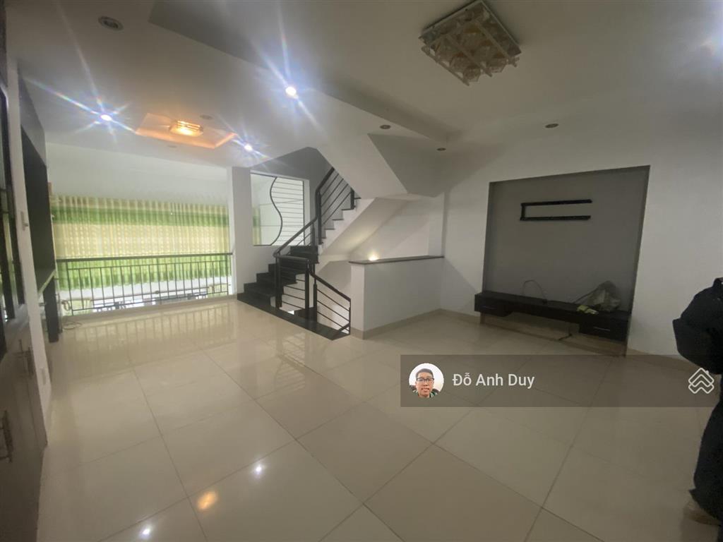 Nhà cạnh sân bay, 5 tầng ô tô ngủ trong nhà, chỉ 6 tỷ