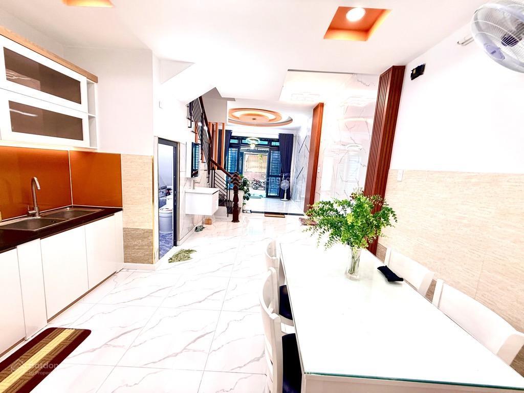 Nhà cạnh big c 70 m 4 tầng 6 tỷ hẻm 6 m thông