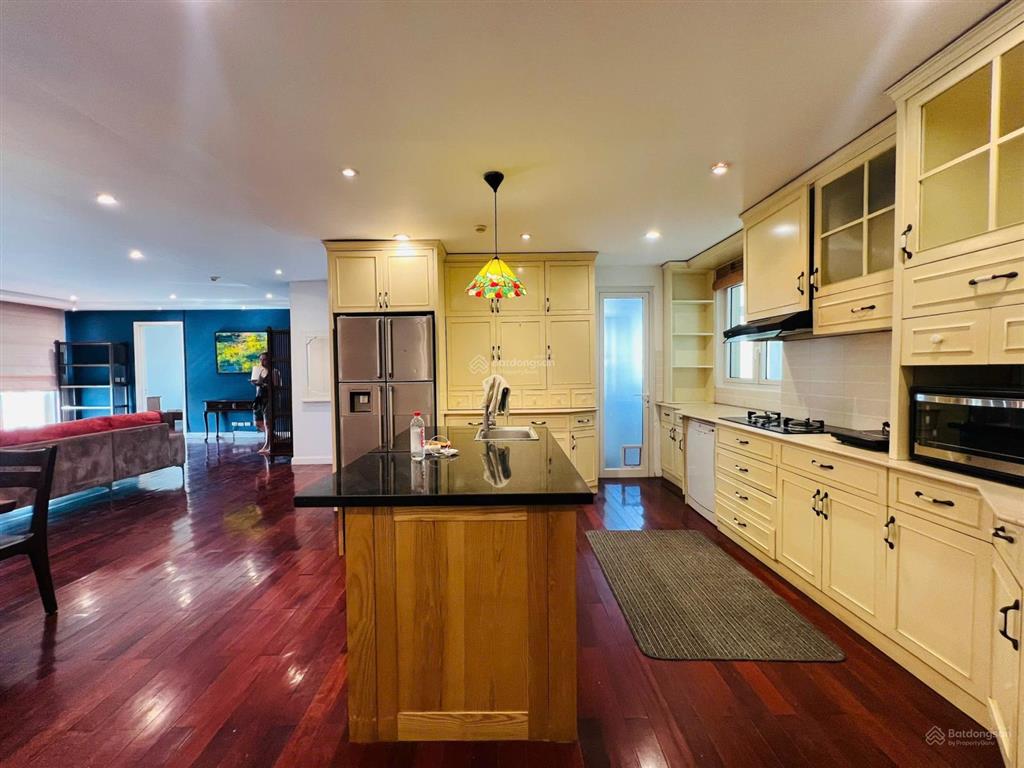 Cho thuê căn 3 ngủ e1 ciputra, diện tích 153m2, view cầu thăng long , giá 28,6 triệu/ tháng