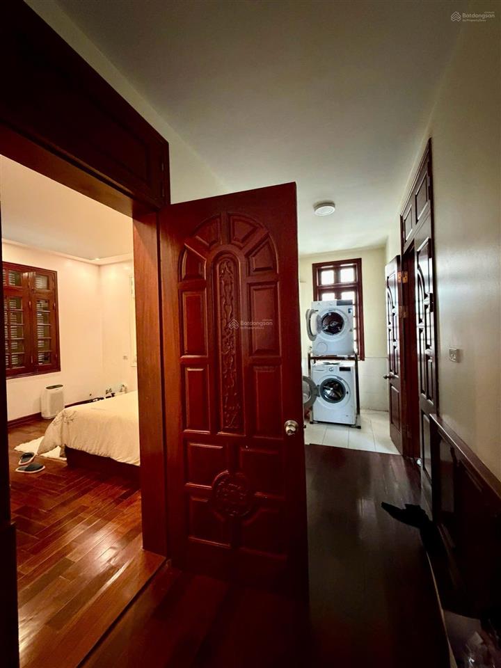 Cần bán gấp biệt thự vị trí đắc địa tại bán đảo linh đàm, trục đường chính có rải cây xanh.