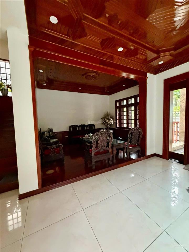Cần bán gấp biệt thự vị trí đắc địa tại bán đảo linh đàm, trục đường chính có rải cây xanh.