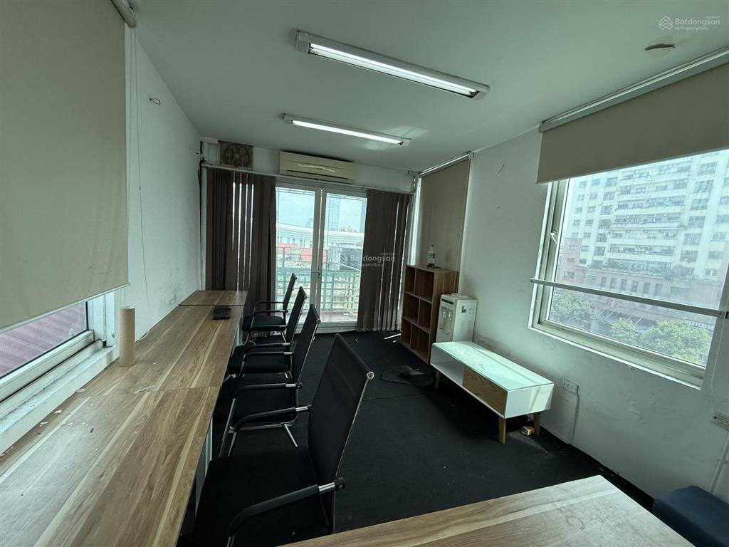 Cho thuê văn phòng đủ đồ ngã tư nguyên hồng  huỳnh thúc kháng 40 m2 có thang máy 7.5 triệu