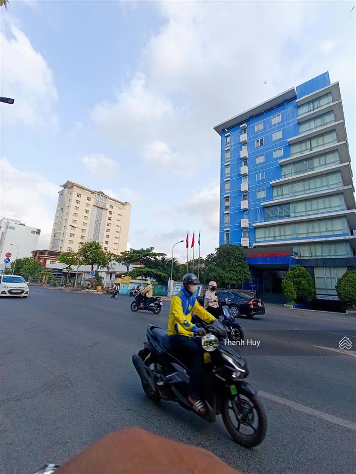 Mặt tiền kinh doanh nguyễn văn lượng & gần siêu thị lotte mart  nhà 4 tầng dt 4.2x11m vuông vức