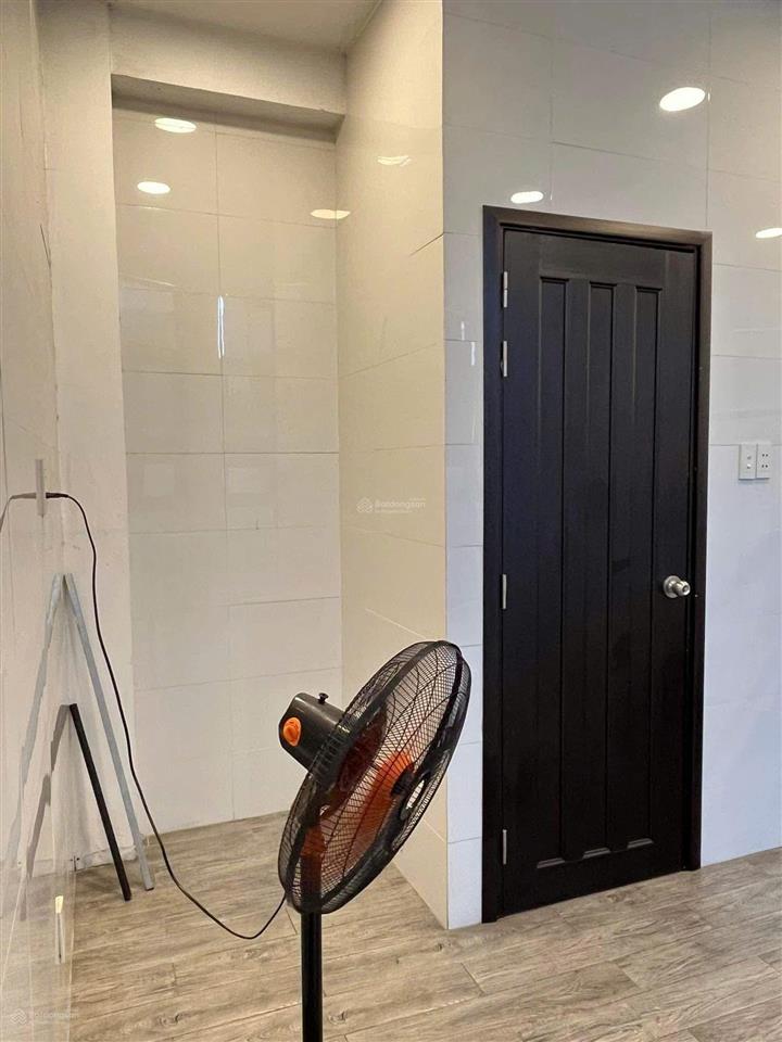 Mặt tiền đại lộ phạm văn đồng, gần sân bay, gần bệnh viện quân y  nhà 4 tầng có vỉa hè 6x11m víp